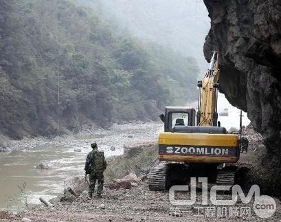 中联重科挖机正在抢修通往重灾区宝盛乡的道路。