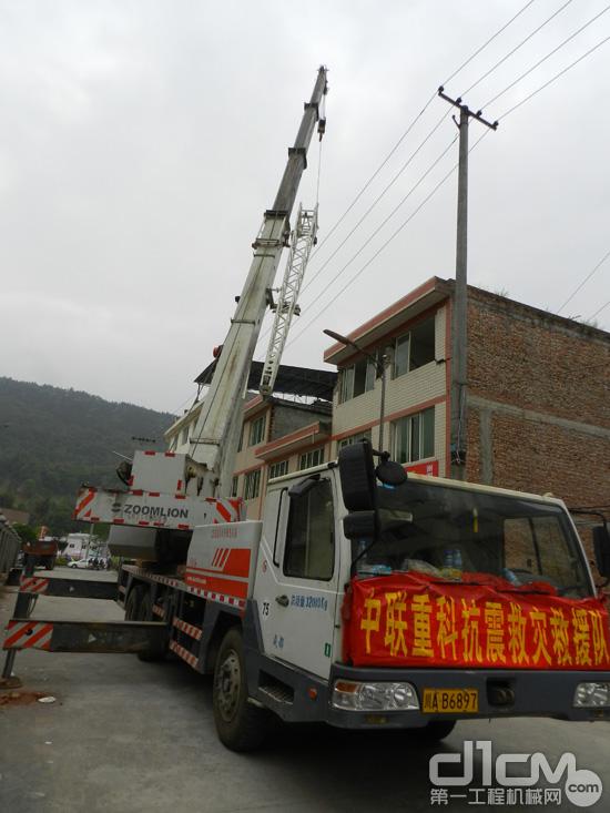 中联重科吊车正在抢修电力设备
