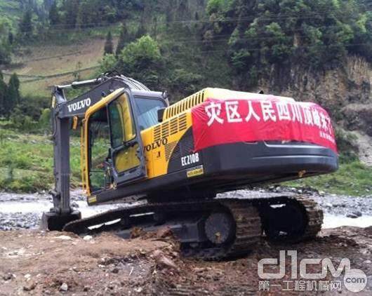 沃尔沃客户乐兵的EC210B挖掘机正在奋力抢修芦山县太平镇大沟村因塌方导致的桥断