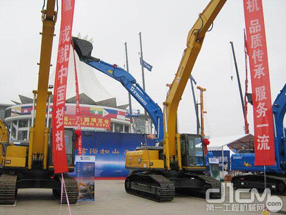 山重建机携8台挖掘机重磅亮相中国施工装备展