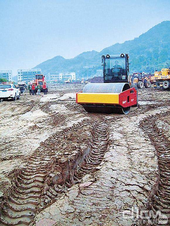 在芦山县县城，三一压路机为安置点平整地面