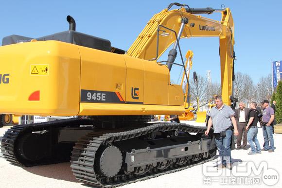柳工宝马展推出大吨位945E挖掘机新品