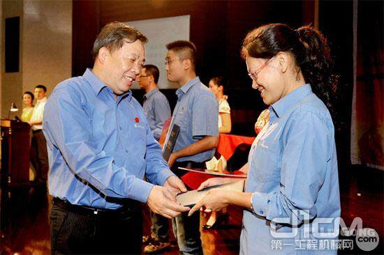 柳工党委副书记王相民为获得公司先进基层团组织单位颁奖。