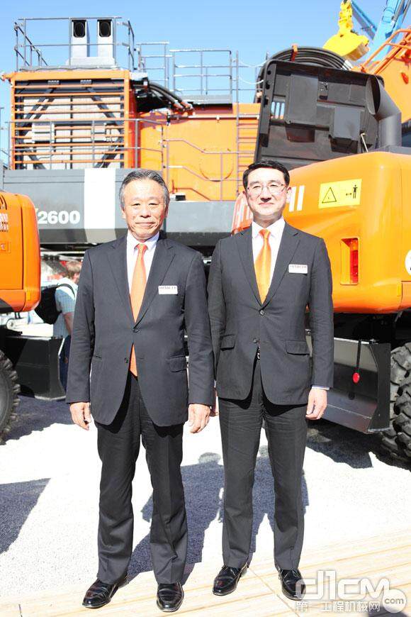 日立建机上海公司的董事总经理平冈明彦与日立建机欧洲公司CEO Moriaki Kadoya先生在展场合影