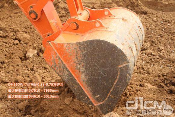 DH150W-7轮式挖掘机最大挖掘范围在7510到7935mm之间，最大挖掘深度可达4610－5013mm