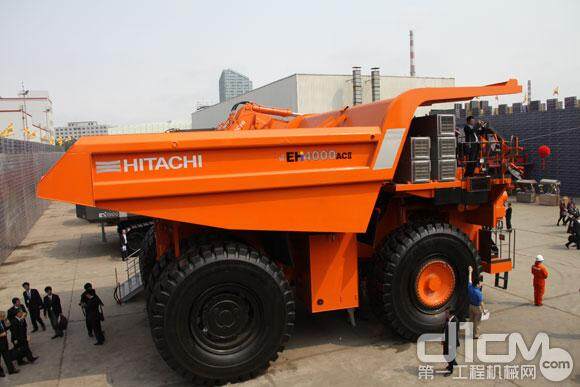 原装日立设备展示会上展示的EH4000ACⅡ矿用自卸卡车
