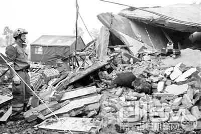 图为此次地震中，救援机器人在辅助国家地震紧急救援队排查废墟。 