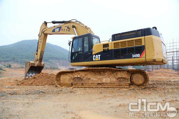 黄炳亮的最大吨位卡特挖掘机Cat349D