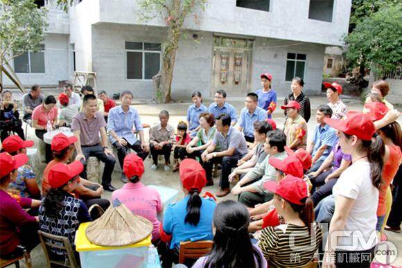 图为工作队队员在环江村调研并与村民座谈