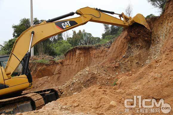 王兆兴新买的一台Cat 320D GC挖掘机已经投入施工