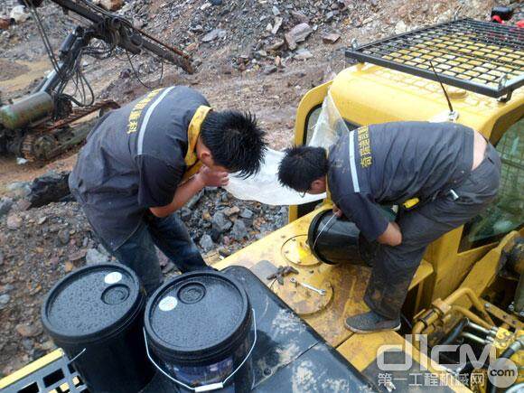 加注液压油时，服务人员细心地用塑料膜挡住注油口，防止雨水落入