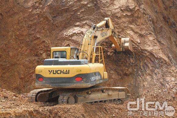 玉柴重工YC230-8挖掘机扒山皮