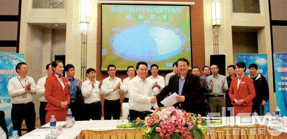 柳工集团常务副总裁兼欧维姆公司董事长郑津（前左）出席签约仪式