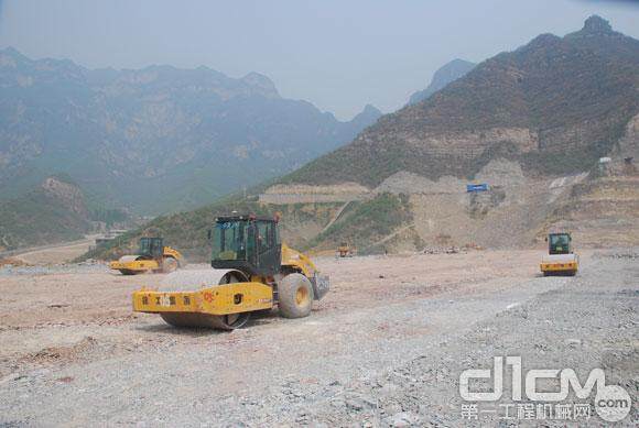 徐工XS262单钢轮振动压路机在河南省济源市河口村水库混凝土面板堆石坝机群施工.JPG