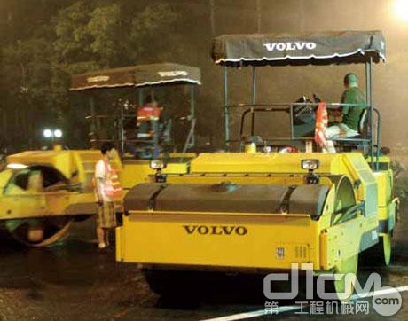 北京市市政一建设工程有限公司的沃尔沃压路机在施工