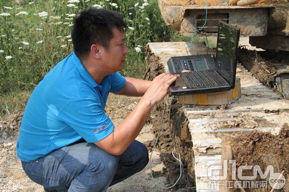 湖北区域服务经理李建宏为机器升级仪表程序