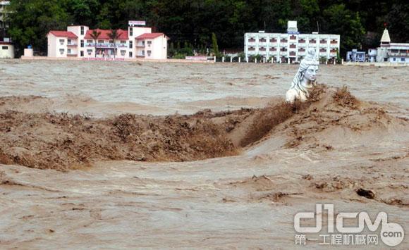 亚洲季风季节来临：印度洪水吞没神像