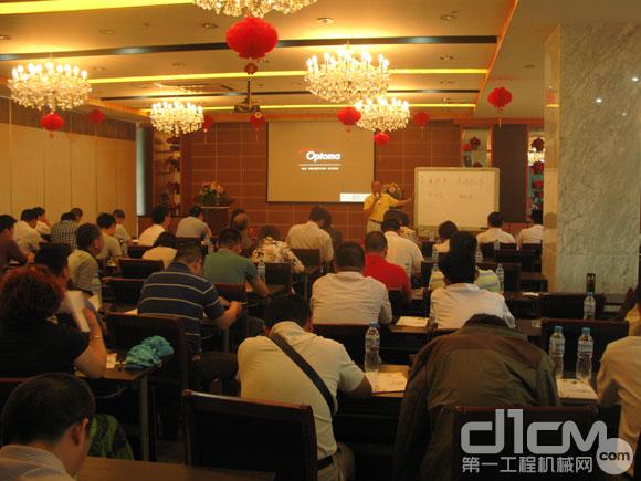 南京钢加工程机械集团的相关业务负责人交流现场