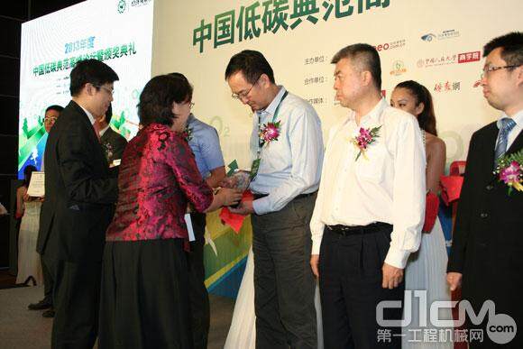 图为：沃尔沃建筑设备大客户销 售总监叶湘在颁奖盛典现场，接受 主办方《经济观察报》颁发的“年 度中国低碳典范”奖项。