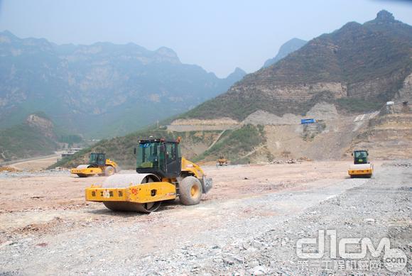 徐工XS262单钢轮振动压路机在河南省济源市河口村水库混凝土面板堆石坝机群施工