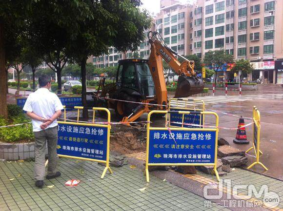 凯斯挖掘装载机在广州珠海抢修排水管路
