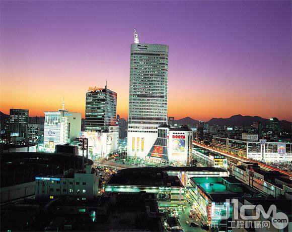 从一个小商铺成为世界500强企业，它117年的成长史也成为了韩国近现代企业发展的一个侧影。图为位于韩国首尔乙支路6街的斗山大厦