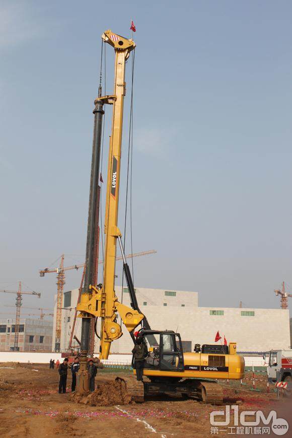 刘兆丰购买的雷沃FR630D旋挖钻机现场施工