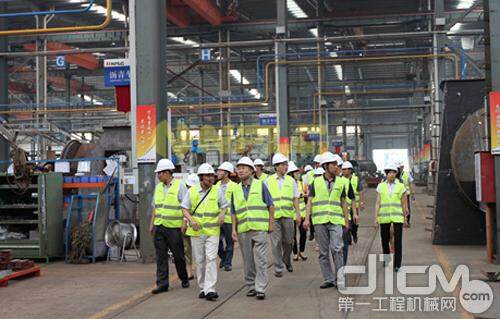 广东省散装水泥主管机构领导参观南方路机生产车间
