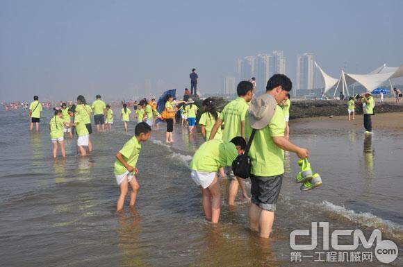 斗山第六届斗山希望之旅夏令营活动成功举办。图为队员到烟台海边玩耍