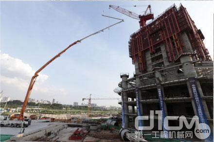 中联重科全球最长臂泵车参建华中第一高楼
