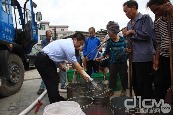 中联重科服务人员为村民抽水