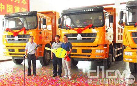 中国重汽30台HOKA自卸车交付贵州用户