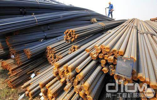 上图为安徽淮北一家钢材市场内，一名工人从一堆钢材上面爬下来，<a href=http://photo.d1cm.com/index.shtml target=_blank>图片</a>摄于上个月。
