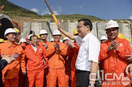 18日，国务院总理李克强考察兰渝铁路木寨岭隧道施工现场。