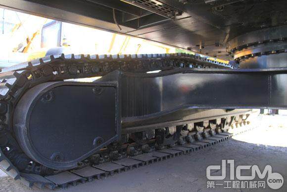 现代R385LC-9T履带挖掘机采用高强度及稳定性极佳的下车架。