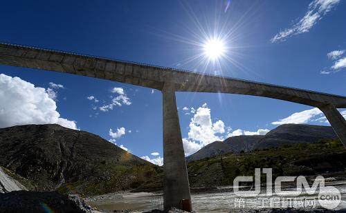 9月24日，拉日铁路（拉萨至日喀则）首次在雅鲁藏布江上架梁铺轨