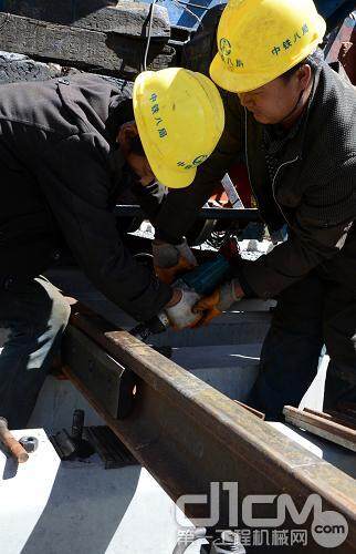 9月24日，工人在进行拉日铁路雅鲁藏布江一号特大桥铺轨作业