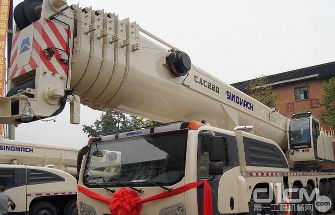 长起公司举行220吨全地面起重机北京参展发车仪式
