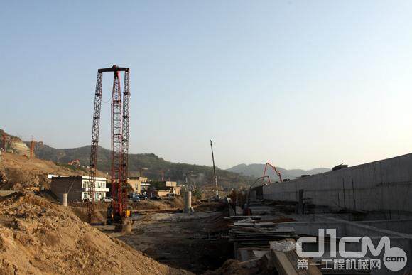 正在施工中的柳林县孟门镇沿河护岸工程