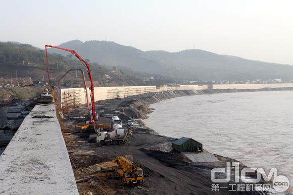 三一混凝土泵车在浇筑沿河堤坝