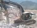 hmk300LC挖掘机在矿区打岩石作业