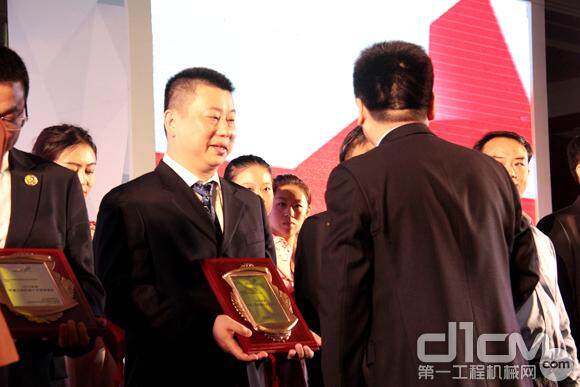 中国工程机械工业协会代理商工作委员会会长杜海涛先生和中国工程机械工业协会代理商工作委员会秘书长冯桂英先生为获奖嘉宾颁奖。