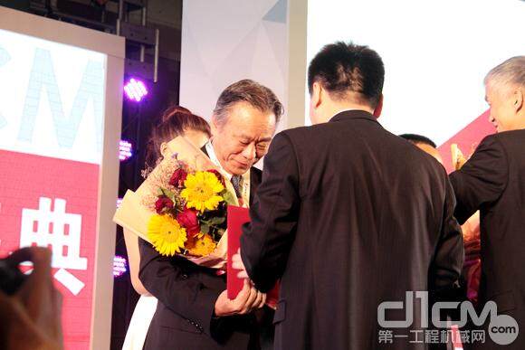 中国工程机械工业协会会长祁俊、代理商工作委员会会长杜海涛为获奖嘉宾颁奖。