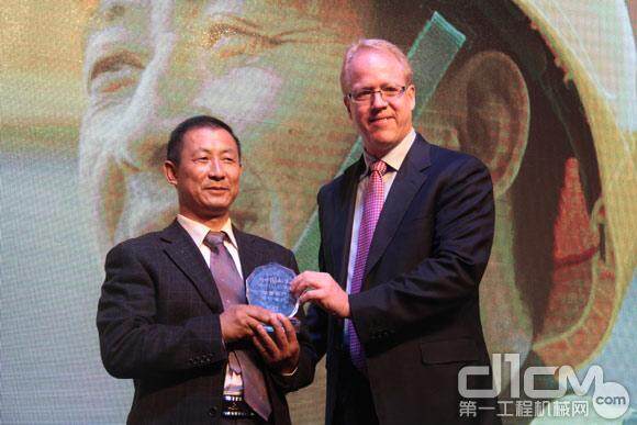 卡特彼勒向用户肖井陆颁发“为中国而生”荣誉客户奖杯 