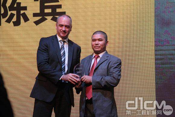 卡特彼勒向用户陈宾颁发“为中国而生”荣誉客户奖杯 