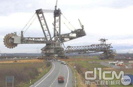勺轮挖掘机创造“世界最大和最重的陆地机械”吉尼斯世界纪录