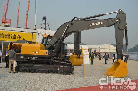 约翰迪尔E210型挖掘机首次亮相北京展