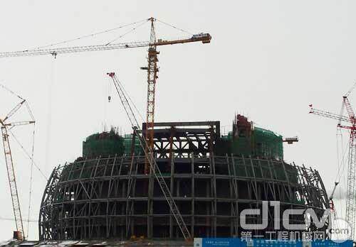 中联、徐工履带吊助力国内最高穹顶剧院施工