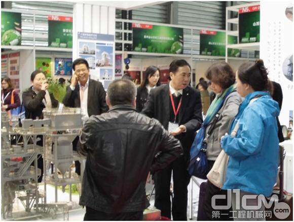 南方路机精彩亮相2013第九届中国（上海）国际干混砂浆展