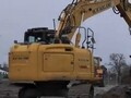 纽荷兰E260C SR挖掘机在公路外建设